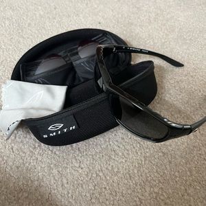 Sunglasses with interchangeable color lenses